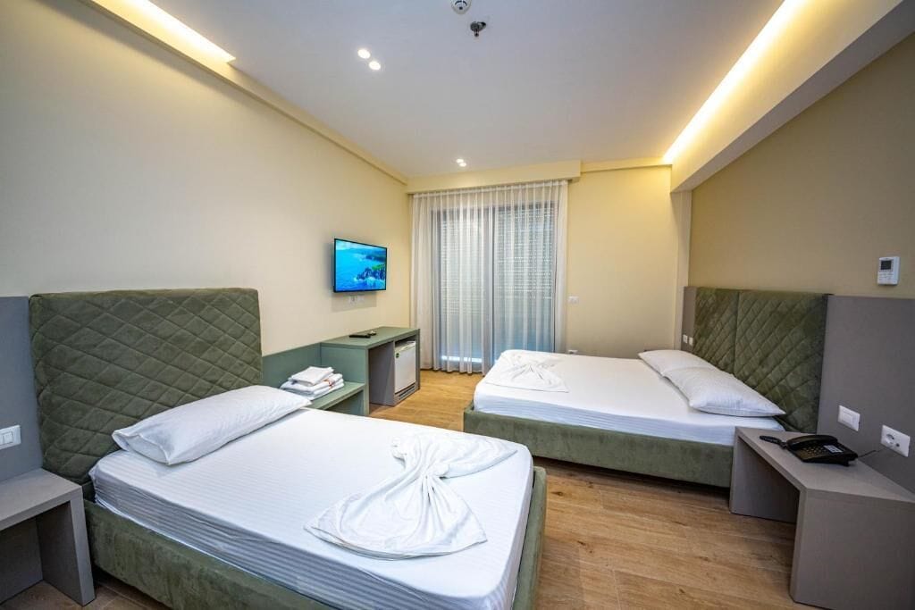 Chambre Quadruple, balcon, vue partielle sur la mer | 1 chambre, coffres-forts dans les chambres, bureau, rideaux occultants