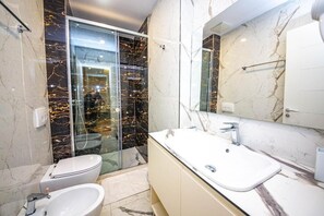 Triple Room | Bathroom | Shower, free toiletries, hair dryer, slippers
