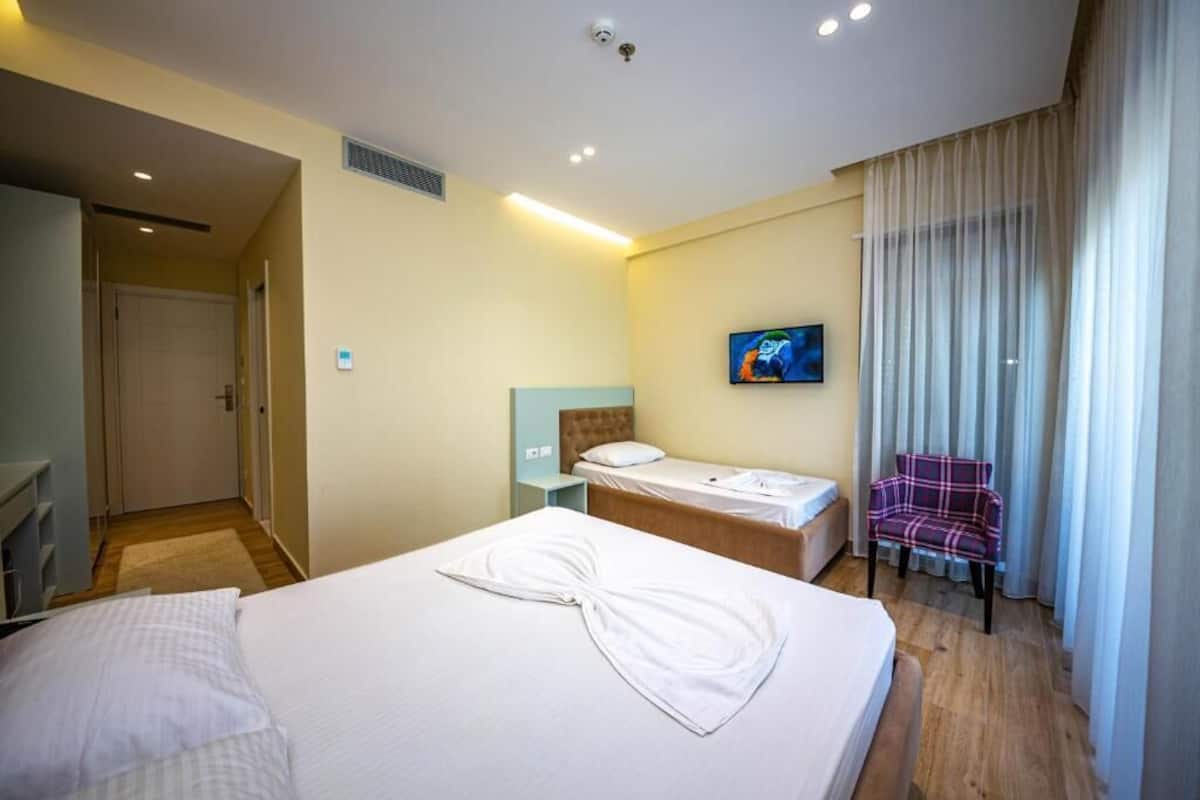 Dreibettzimmer, Balkon, eingeschränkter Meerblick