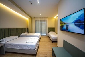 Standard-Vierbettzimmer, Balkon, eingeschränkter Meerblick