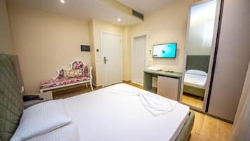 Standard-dobbeltværelse | 1 soveværelse, pengeskab på værelset, skrivebord, mørklægningsgardiner