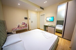 Habitación estándar doble | 1 dormitorio, caja fuerte, escritorio y cortinas opacas