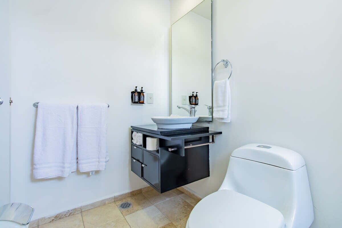 Badewanne, Haartrockner, Handtücher