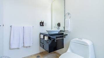 Badewanne, Haartrockner, Handtücher