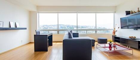 Télévision, lecteur de DVD, chaîne hi-fi, espaces bureaux