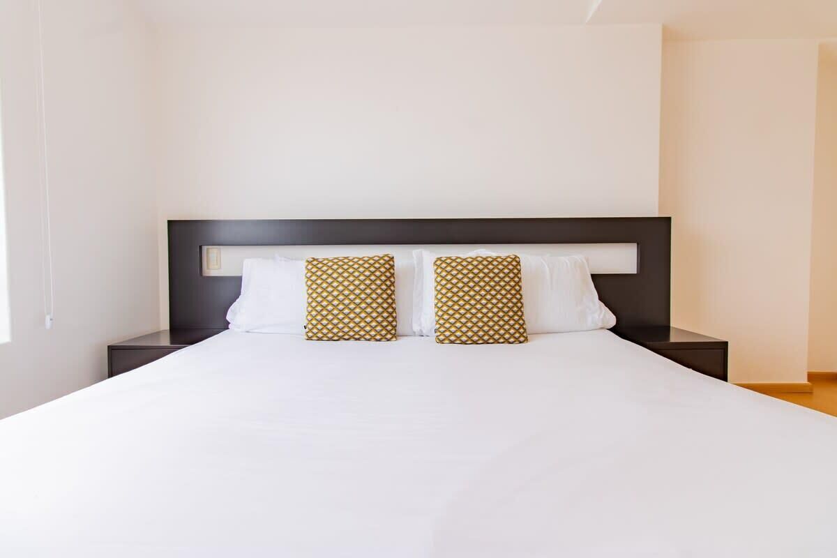 2 Schlafzimmer, Schreibtisch, Bügeleisen/Bügelbrett, Reisekinderbett