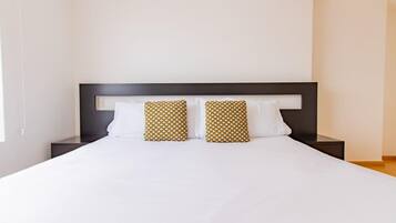 2 Schlafzimmer, Schreibtisch, Bügeleisen/Bügelbrett, Reisekinderbett