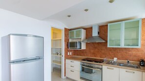Réfrigérateur, four à micro-ondes, un four, surface de cuisson