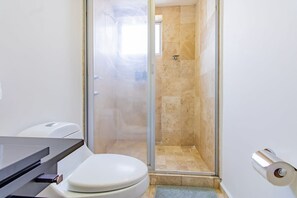 Bathtub, hair dryer, towels, shampoo - Capitalia | Stylish 2BR in Santa Fe’s Top Spot (Ciudad de México)