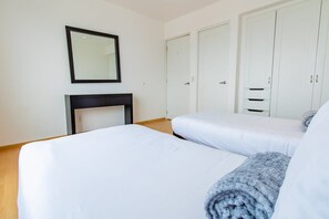 2 soverom, skrivebord, strykejern/-brett og reiseseng for barn