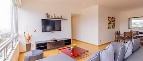 Fernseher, DVD-Player, Stereoanlage, Arbeitsbereiche