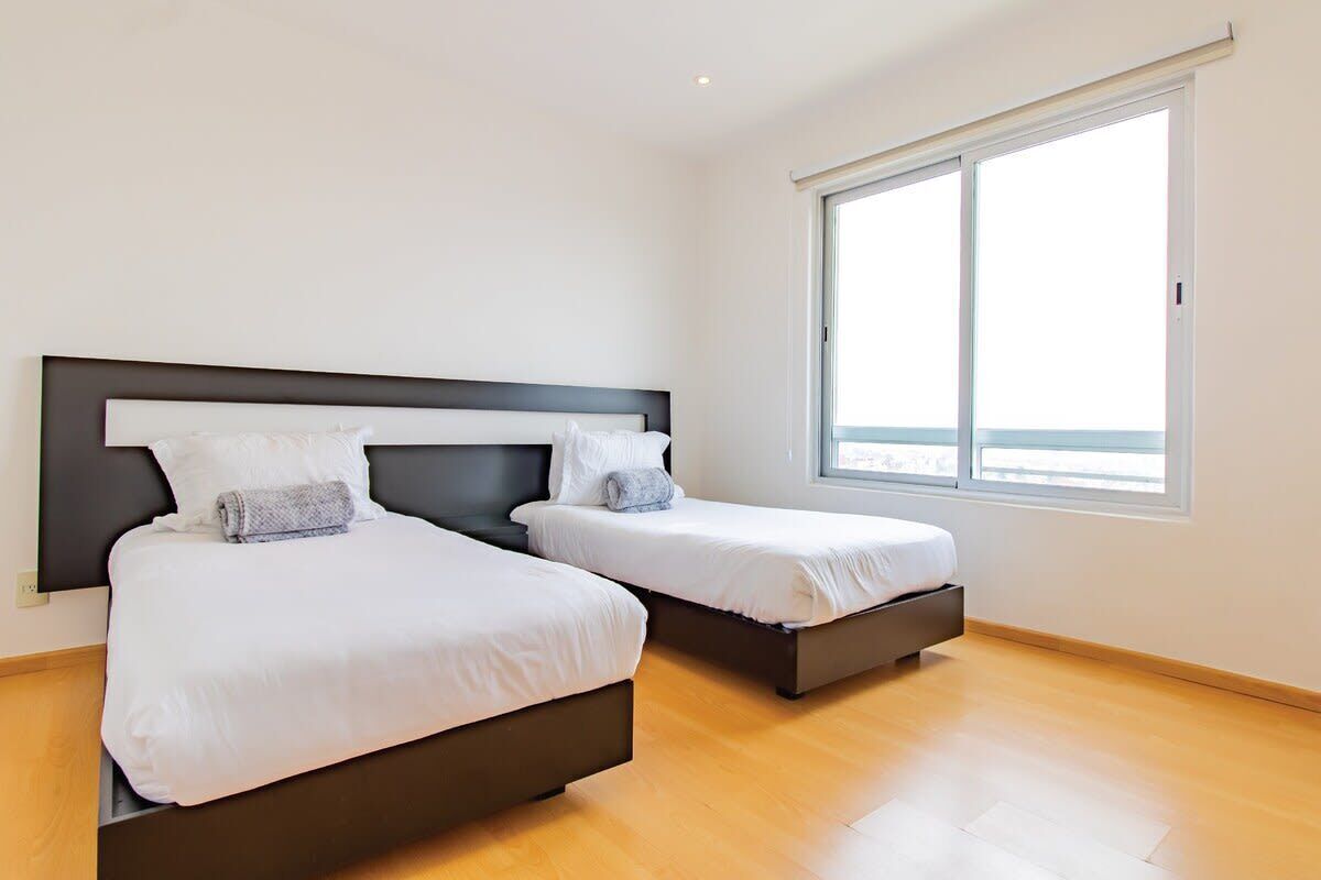 2 Schlafzimmer, Schreibtisch, Bügeleisen/Bügelbrett, Reisekinderbett