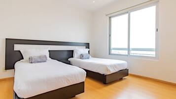 2 Schlafzimmer, Schreibtisch, Bügeleisen/Bügelbrett, Reisekinderbett