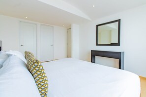 2 chambres, bureau, fer et planche à repasser, lit de bébé portatif
