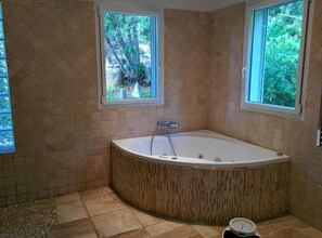 Dusche, Whirlpool, Haartrockner, Handtücher