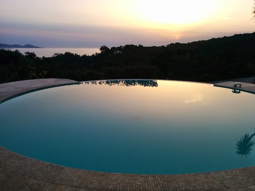 Villa with pool and jacuzzi sea view 5 minutes from the beach