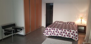 4 Schlafzimmer, Bügeleisen/Bügelbrett, Reisekinderbett, WLAN