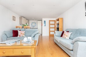 TV - Karndu retreat, Hayle, overlooking the RSPB (Hayle)