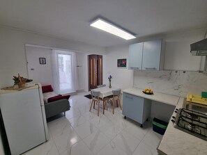 Apartment | Living area | 60-cm flat-screen TV with satellite channels, TV - Apartments Palaziol (Rovinj)