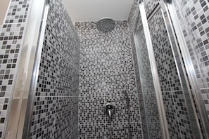 Apartment | Bathroom | Shower, hair dryer, towels, toilet paper