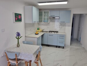 Apartment | Eigene Küche | Kühlschrank, Herdplatte, Wasserkocher mit Kaffee-/Teezubehör