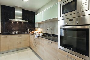 Een koelkast, een magnetron, een oven, een vaatwasser