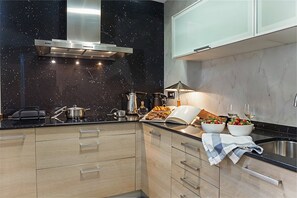 Een koelkast, een microgolfoven, een oven, een vaatwasser