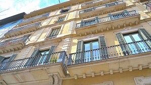 A multi-story building with balconies, large windows, and classical architectural details. - Exquisite designer 3BR Pg Gràcia apt - LaMimosa (Barcelona)