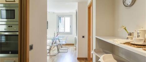 Een koelkast, een microgolfoven, een oven, een vaatwasser