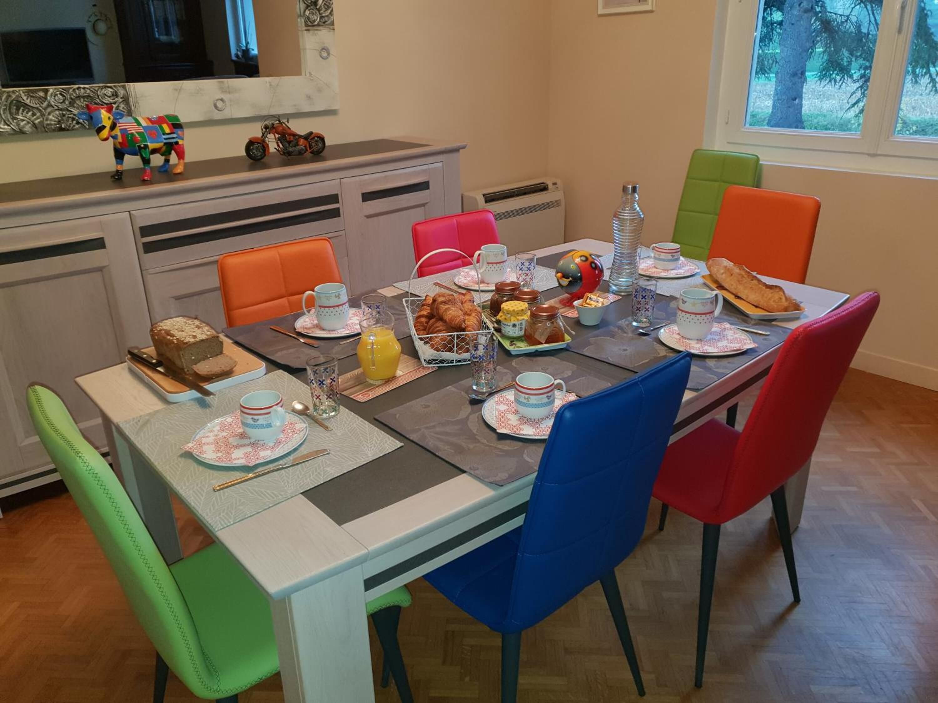 Een kookplaat, een waterkoker, kookgerei, borden en bestek