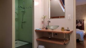 Vierbettzimmer (La Vegetale) | Waschbecken im Bad
