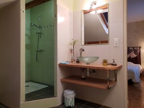 Quadruple Room (La Vegetale) | Bathroom sink - Le Nid de l'Ecureuil (Brens)