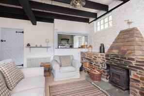 Televisión y chimenea 