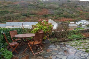 Outdoor dining - The Shippen, splendid walks through Valency Valley (Boscastle)
