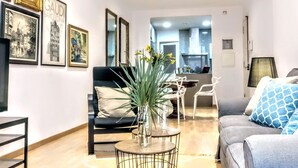 Living area - La Rambla spacious 3BR monthly rental - Parsifal (Barcelona)