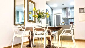 Dining - La Rambla spacious 3BR monthly rental - Parsifal (Barcelona)