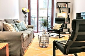 Télévision, lecteur de DVD, livres