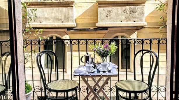 Outdoor dining - La Rambla spacious 3BR monthly rental - Parsifal (Barcelona)