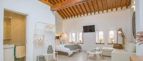 Een strijkplank/strijkijzer, internet, beddengoed