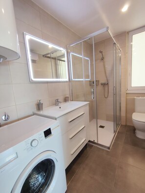 Shower, hair dryer, towels - Playa d'Aro,2 bedrooms, 2 bathrooms, sea view, air conditioning, large terrace, free wifi, private parking (Platja d'Aro)