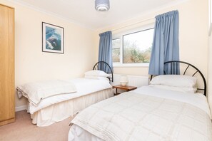 5 bedrooms, iron/ironing board, WiFi, bed sheets - Lower Garrick, Port Isaac, sea views over the Bay (Port Isaac)