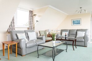 TV - Lower Garrick, Port Isaac, sea views over the Bay (Port Isaac)