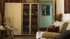 Appartement, 2 chambres, balcon, vue sur la montagne | Salle de séjour | Téléviseur à écran plat