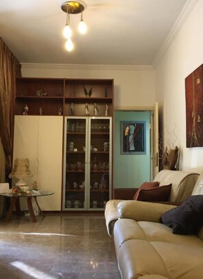 Huoneisto, 2 makuuhuonetta, parveke, vuoristonäköala | Olohuone | Taulutelevisio