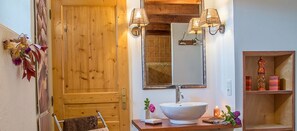 Zimmer (La Drome) | Badezimmer | Dusche, kostenlose Toilettenartikel, Haartrockner, Handtücher