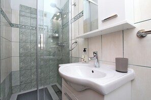 Studio | Bathroom