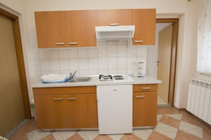 Apartment, 1 Schlafzimmer | Eigene Küche | Kühlschrank, Herdplatte, Wasserkocher mit Kaffee-/Teezubehör