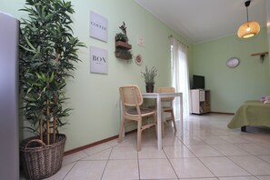 Studio | Private kitchen | Fridge, stovetop, coffee/tea maker, electric kettle