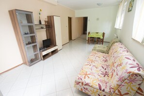 Apartment, Terrasse | Wohnbereich | 30-Zoll-Flachbildfernseher mit Satellitenempfang, Fernseher