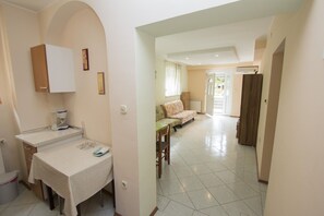 Apartment, Terrasse | Wohnbereich | 30-Zoll-Flachbildfernseher mit Satellitenempfang, Fernseher